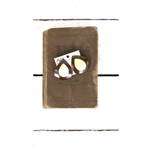 Vintage  large teardrop coconut wood pierced earrings handmade in the Philippine - Picture 4 of 5